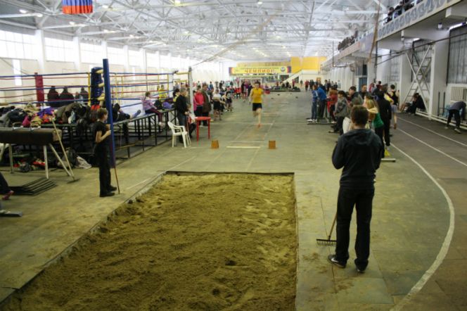 Сильнейшие легкоатлеты края открыли новый спортивный год соревнованиями «Рождественский кубок» (фото).