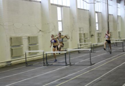 Сильнейшие легкоатлеты края открыли новый спортивный год соревнованиями «Рождественский кубок» (фото).