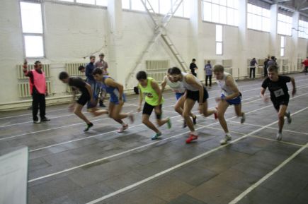 Сильнейшие легкоатлеты края открыли новый спортивный год соревнованиями «Рождественский кубок» (фото).