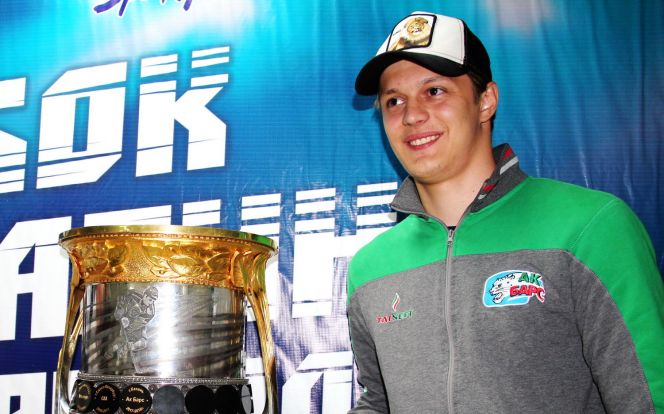 Кубок Гагарина прибыл в Барнаул. Фото Вадима ВЯЗАНЦЕВА.