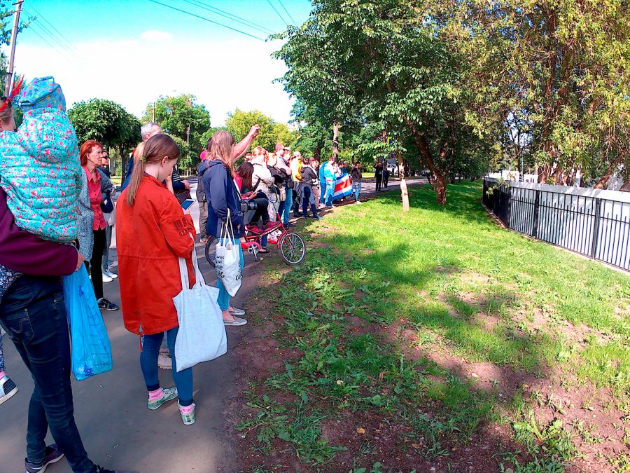 Люди наблюдают за тренировкой сборной Коста-Рики в Павловске. Фото: Артём Тарасов