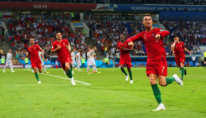 Матч между сборными Португалии и Испании. Криштиану Роналду оформил хе-трик