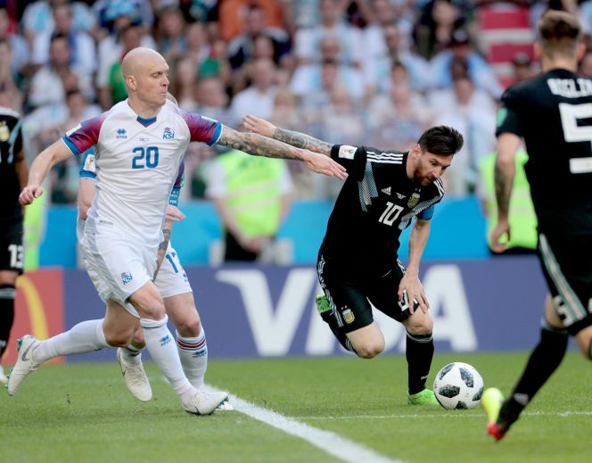  Эмиль Халльфредссон и Лионель Месси/ Фото: Василий Пономарёв, Эдгар Брещанов / Sportbox.ru