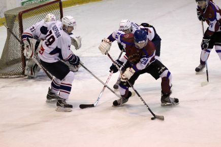 "Алтайские Беркуты" в третьем домашнем матче взяли верх над курганским "Юниором" - 7:2 (фото).