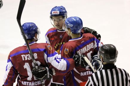 "Алтайские Беркуты" в третьем домашнем матче взяли верх над курганским "Юниором" - 7:2 (фото).