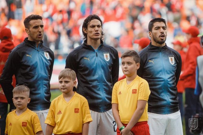 Юные воспитанники спортшколы Алексея Смертина вывели на игру футболистов сборных Уругвая и Египта. Фото: СШОР Алексея Смертина