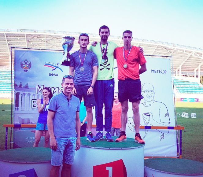 Призёры турнира Вячеслава Евстратова в беге на 800 метров с главным тренером сборной России по лёгкой атлетике Валерием Борзаковским. Фото: Агентство спортивных новостей Алексея Зубакова