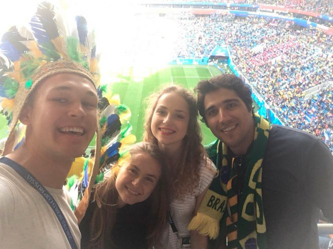 Российские волонтёры и дружелюбный болельщик сборной Бразилии