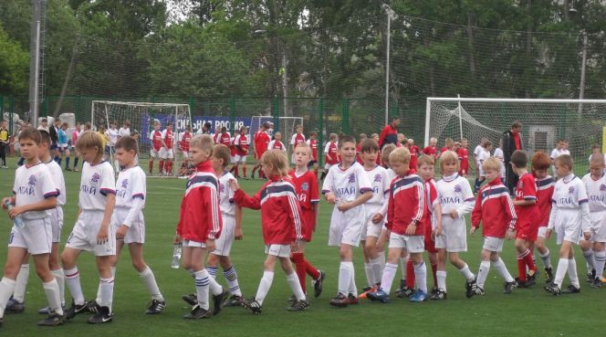 На стадионе школы Алексея Смертина прошел традиционный турнир по футболу, посвященный Дню защиты детей. 