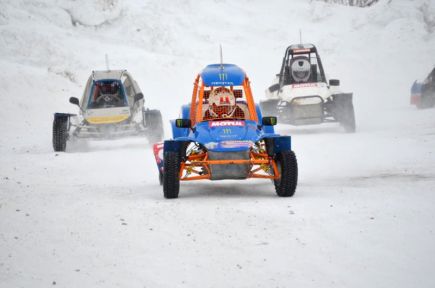 Иван Седяшев – серебряный призёр третьего этапа первенства Сибири по зимнему автокроссу на багги среди детей (фото).