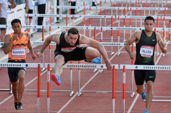 Секешфехервар. Сергей ШУБЕНКОВ - в центре. Фото AFP