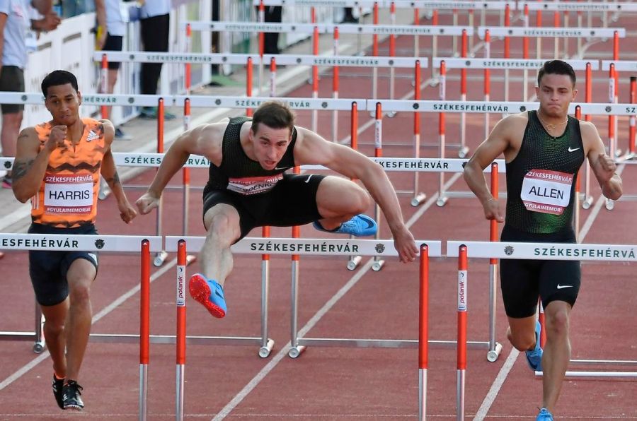 Секешфехервар. Сергей ШУБЕНКОВ - в центре. Фото AFP