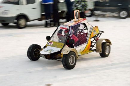 Иван Седяшев – серебряный призёр третьего этапа первенства Сибири по зимнему автокроссу на багги среди детей (фото).