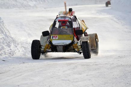 Иван Седяшев – серебряный призёр третьего этапа первенства Сибири по зимнему автокроссу на багги среди детей (фото).