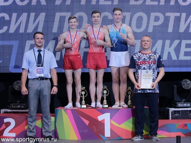 Сергей Найдин ( на пьедестале в центре) и его тренер Сергей Степаненко (справа от пьедестала). Фото: Sportgumrus.ru