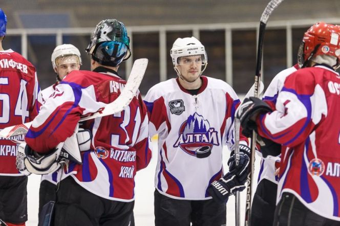 Хоккейная команда "Алтай". Фото: Сергей Бутин