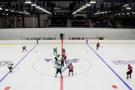 Хоккеисты «Алтая» провели товарищеский матч с сильнейшей любительской командой края «Бобровским лесокомбинатом». Фото: Виталий УЛАНОВ