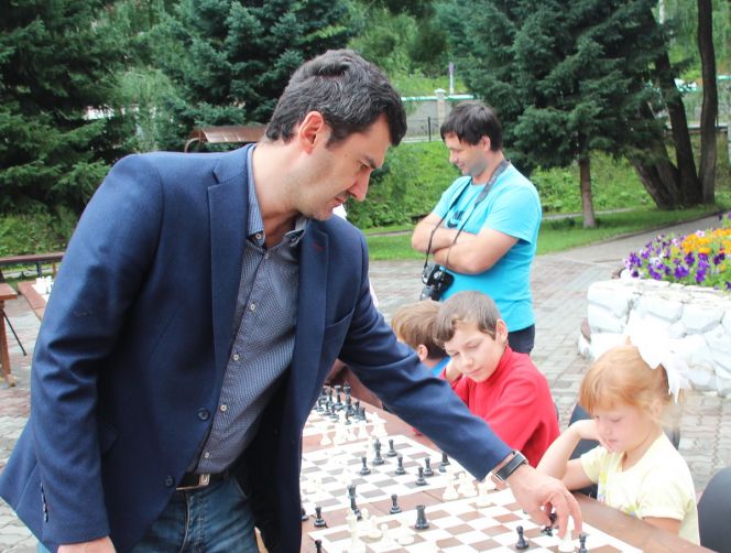 Тренер юношеской сборной России по шахматам гроссмейстер Михаил Кобалия проводит сеанс одновременной игры на Матче дружбы в Белокурихе. Фото Вадима ВЯЗАНЦЕВА.