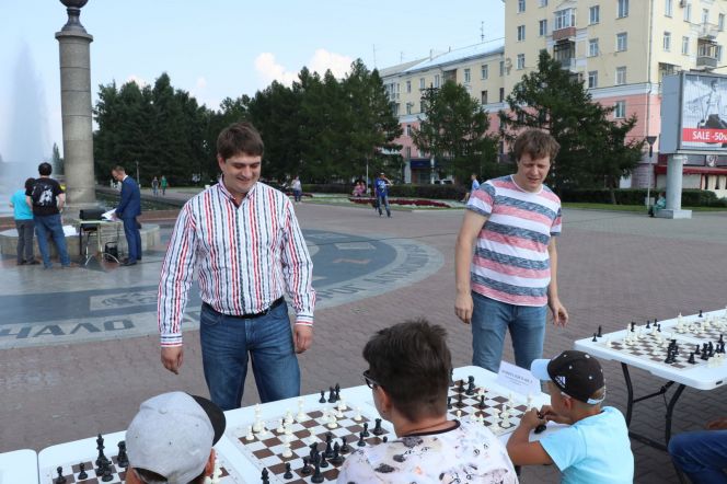 Четыре гроссмейстера дали сеанс одновременной игры на Нулевом километре в Барнауле. Фото: Виталий УЛАНОВ