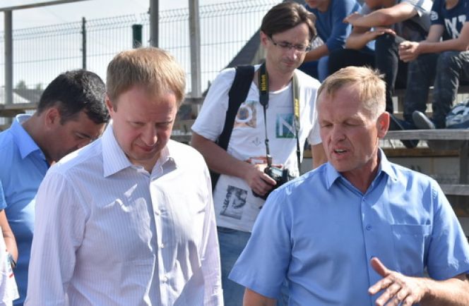 Виктор Томенко (слева) на районном стадионе в Ребрихе в сопровождении Сергея Тарасова 