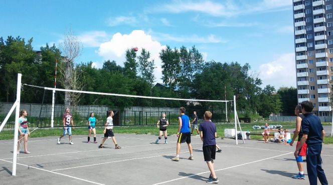 В Барнауле состоялись соревнования по волейболу среди детских дворовых команд