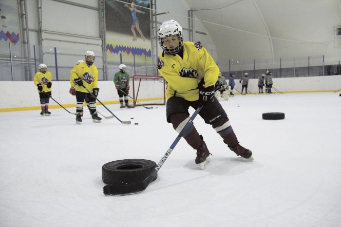 Хоккеисты спортшколы «Алтай» впервые проводят учебно-тренировочный сбор в селе Бочкари Целинного района. Фото: Виталий ДВОРЯНКИН