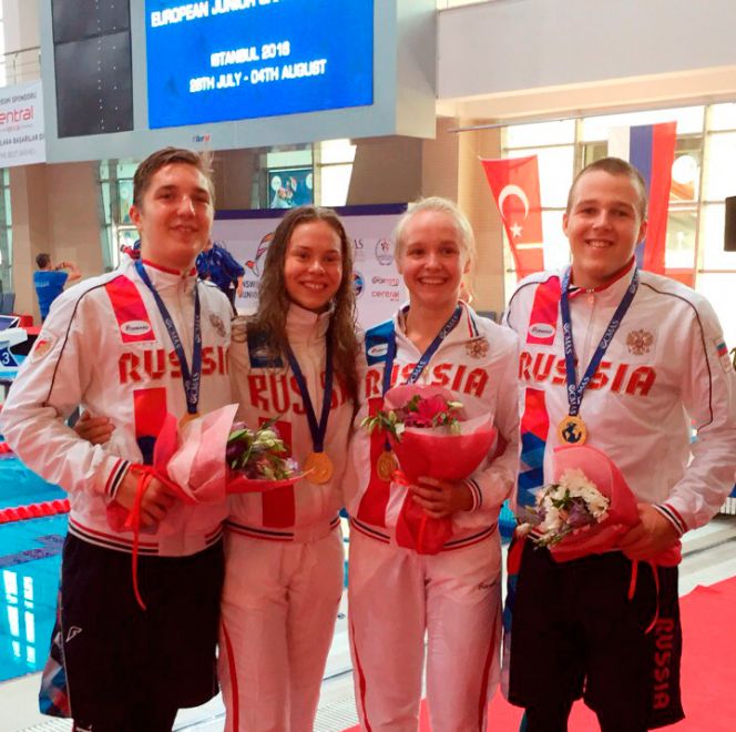 Мария Скороход (вторая справа). Фото: СДЮШОР "Дельфин"