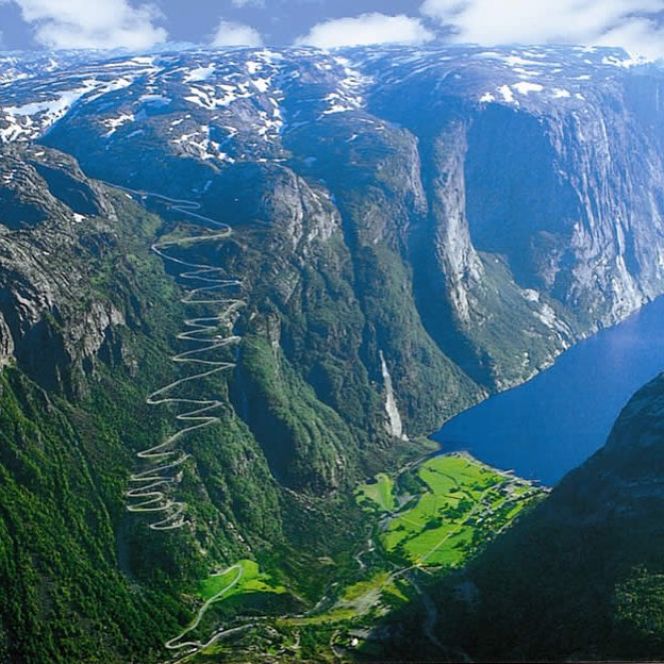 Горная трасса близ норвежского города Сандес 