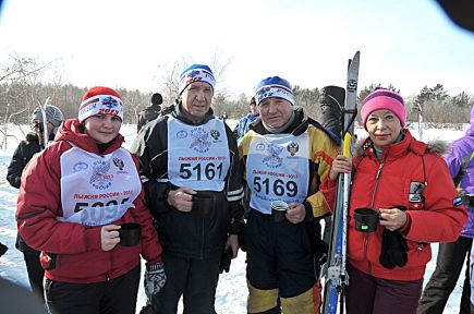 Тысячи жителей края стали участниками традиционной массовой лыжной гонки "Лыжня России" (фото).
