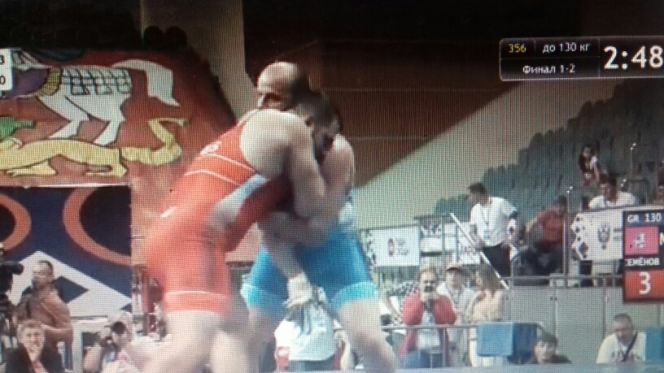 Поединок Виталия Щура (в синем) и Сергея Семёнова в финале чемпионата России-2018