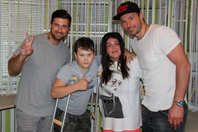 Яша со своими новыми друзьями: Амираном Сардароввым, Юлией Ромейро и Ильей Ковальчуком. Фото: благотворительный фонд «Спаси жизнь»