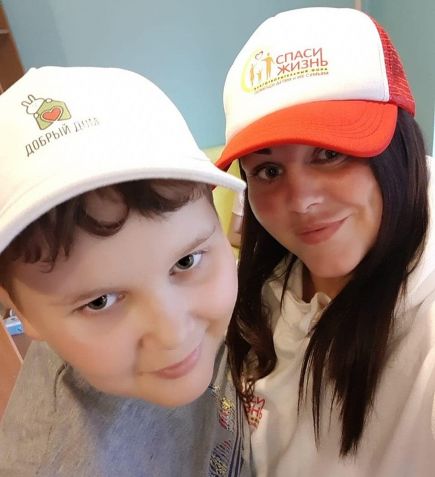 Яша и председатель фонда «Спаси жизнь» Юлия Ромейко. Фото: благотворительный фонд «Спаси жизнь»