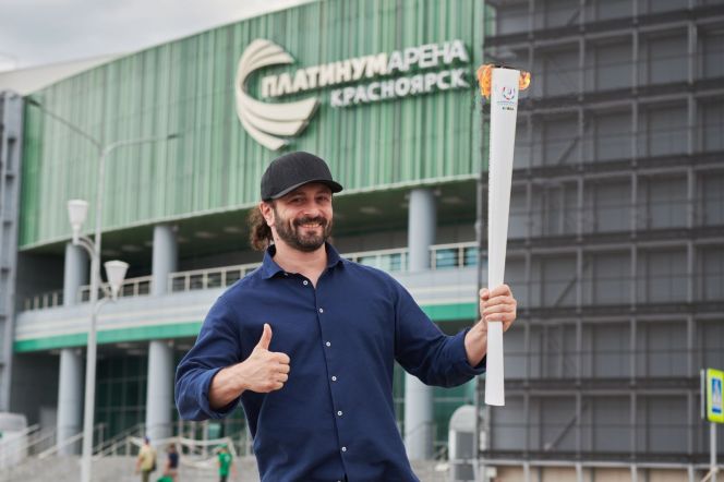 Илья Авербух с факелом эстафеты огня зимней Универсиады-2019