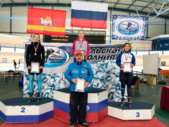 Слева направо: Алиса Беккер, Полина Упирова, Карина Рахматова с тренером СШОР «Клевченя» Аркадием Конюховым