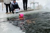 Марина Исаева из Барнаула установила новый рекорд России по дальности плавания в ледяной воде среди женщин.