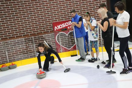Заслуженный мастер спорта по кёрлингу Екатерина Галкина провела мастер-класс в Барнауле. Фото: Виталий УЛАНОВ