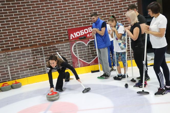 Заслуженный мастер спорта по кёрлингу Екатерина Галкина провела мастер-класс в Барнауле. Фото: Виталий УЛАНОВ
