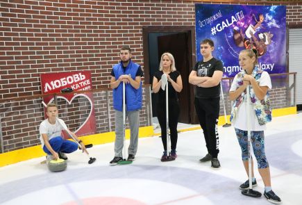 Заслуженный мастер спорта по кёрлингу Екатерина Галкина провела мастер-класс в Барнауле. Фото: Виталий УЛАНОВ