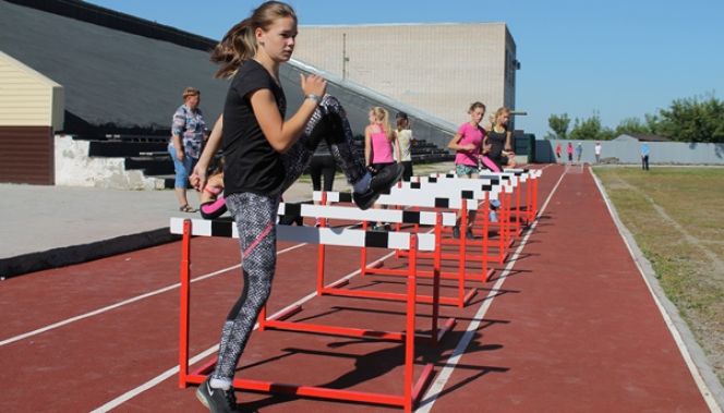 Новое покрытие и инвентарь в барнаульской СШОР № 2 позволяют решать серьёзные спортивные задачи. Фото: Ярослав МАХАНЧЁВ
