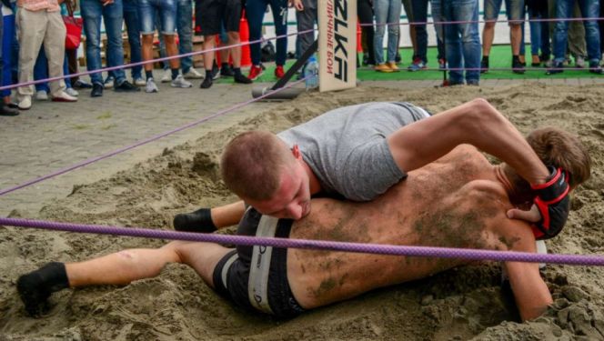 Бои Strelka в Барнауле. Фото: vk.com/event127341976