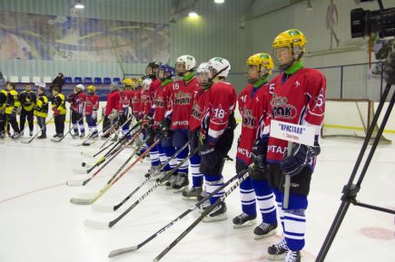 В Славгороде стартовал финальный турнир Всероссийских соревнований на призы клуба «Золотая шайба» среди команд Урала и Сибири.