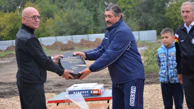 В Рубцовске заложили шайбу при строительстве ледовой арены. Фото: «Алтайская правда»