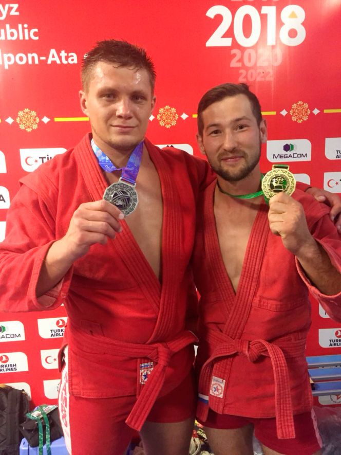 Самбисты Сергей Демьяненко (слева) и Владимир Жданов - призёры III Всемирных игр кочевников