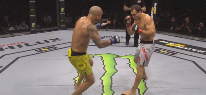 Бой Алексей Кунченко – Тьаго Алвес на турнире UFC в Москве. Фото: mmalegend.ru