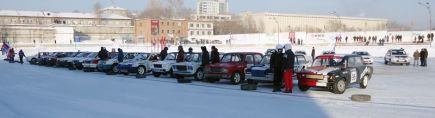 Алтайские гонщики заняли третье командное место на Открытом кубке губернатора Новосибирской области по автомобильным гонкам на коротком треке «Вечерние ледовые автогонки» (фото).
