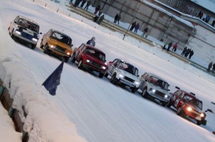 Алтайские гонщики заняли третье командное место на Открытом кубке губернатора Новосибирской области по автомобильным гонкам на коротком треке «Вечерние ледовые автогонки» (фото).