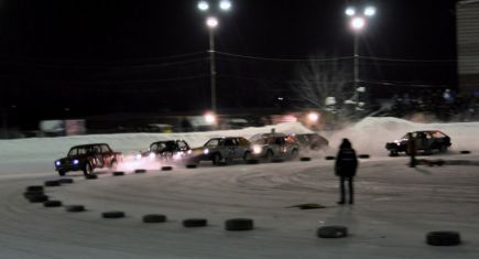 Алтайские гонщики заняли третье командное место на Открытом кубке губернатора Новосибирской области по автомобильным гонкам на коротком треке «Вечерние ледовые автогонки» (фото).