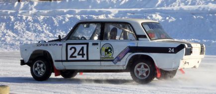 Алтайские гонщики заняли третье командное место на Открытом кубке губернатора Новосибирской области по автомобильным гонкам на коротком треке «Вечерние ледовые автогонки» (фото).