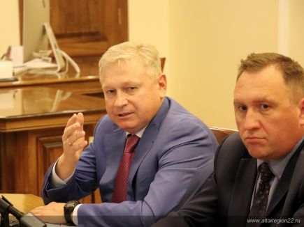 Встреча губернатора Алтайского края Виктора Томенко с организаторами и спортивными судьями международных соревнований по гребле "Кубок чемпионов. Фото: Антон Федотов.