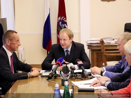 Встреча губернатора Алтайского края Виктора Томенко с организаторами и спортивными судьями международных соревнований по гребле "Кубок чемпионов. Фото: Антон Федотов.